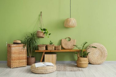 Ahşap bankları, bitkileri ve hasır sepetleri olan şık bir koridor.