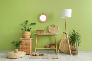 Masası, bitkileri ve hasır sepetleri olan şık bir koridor.