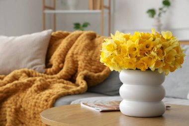 Nergisli vazo ve dergi oturma odasında, yakın plan.