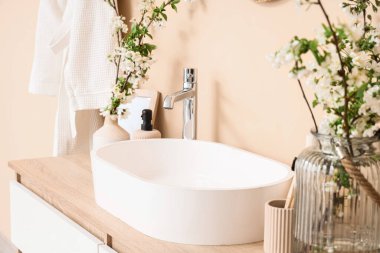 Odada bej duvarın yanında filizlenen dallar, yakın plan