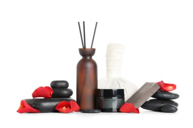 Beyaz arka planda spa aksesuarları, kozmetik ürünleri ve çiçek yapraklarıyla kompozisyon