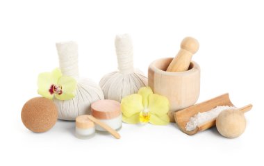 Beyaz arka planda izole edilmiş spa aksesuarları, kozmetik ürünleri ve orkide çiçekleri ile kompozisyon