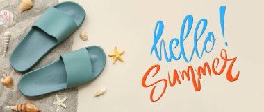 Terlikli kompozisyon, deniz kabukları ve renk arkaplan üzerine kum