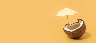 Bej arkaplanda dekoratif şemsiyeli taze hindistan cevizi ve metin için boşluk