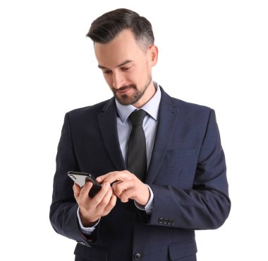 Beyaz arka planda cep telefonu kullanan yakışıklı iş adamı