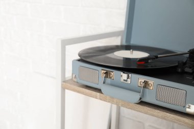 Tahta rafta vinil diski olan kayıt çalar