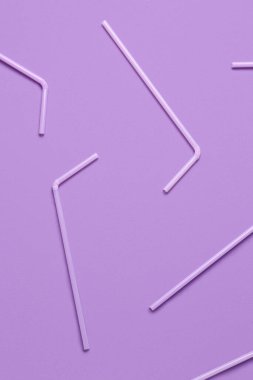 Mor arkaplanda leylak plastik pipetler