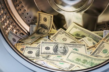 Çamaşır makinesindeki dolar banknotları, yakın plan.