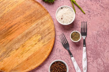 Ahşap kesim tahtası ve arka planda taze baharatlar ile kompozisyon, yakın plan