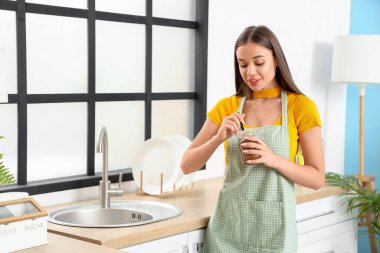 Mutfakta çikolata ezmeli genç bir kadın.