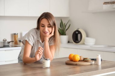 Mutfakta lezzetli yoğurtlu genç bayan.