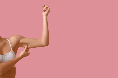 Pembe arka planda kadın elleri. Estetik ameliyat konsepti
