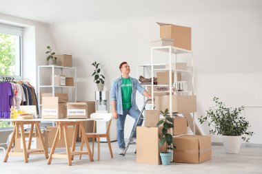 Merkezde bağışları olan bir erkek gönüllü.