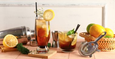 Masada bir bardak soğuk Long Island buzlu çayı