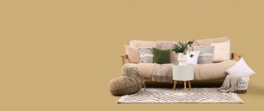 Bej arkaplanda kanepe, masa, puf ve halı, metin için boşluk