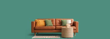 Yeşil arka planda rahat kanepe ve hasır masa