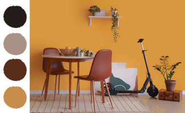 Elektrikli scooter, masa ve bitkilerle dolu yemek odasının içinde. Farklı renk desenleri