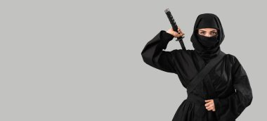 Gri arkaplanda kılıcı olan ve metin için yeri olan kadın ninja.