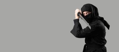 Gri arkaplanda kılıcı olan ve metin için yeri olan erkek ninja.