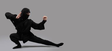 Metin için alanı olan gri arkaplanda erkek ninja