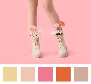 Pembe arka planda çiçekli çizmeli kadın bacakları