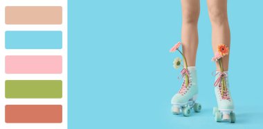 Paten giymiş kadın bacakları ve mavi arka planda Gerbera çiçekleri.