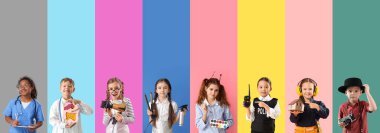 Farklı çocukların kolajı gelecekteki mesleklerini renkli arka planda hayal etmek.