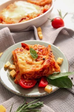 Domates soslu makarna tabağı ve fırın, yakın plan.