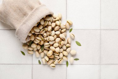 Fıstık fıstıklı çuval ve beyaz fayanslı yapraklar