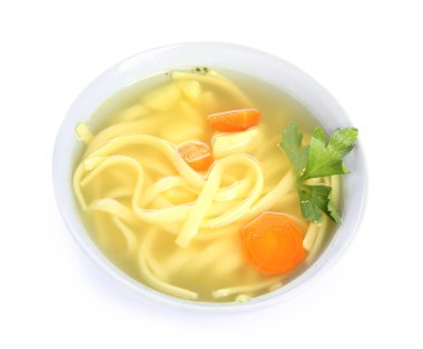 Beyaz arka planda bir kase lezzetli tavuk çorbası.