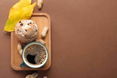 Renkli aromalı kahve, kek ve fıstık karışımı.