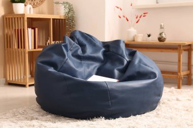 Fasulye koltuklu modern oturma odasının içi.