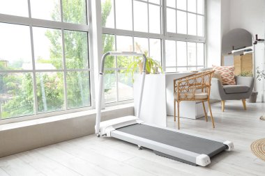 Modern spor ekipmanlarıyla birlikte spor salonu.