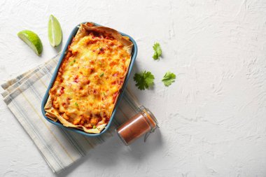 Lezzetli enchilada ve hafif arkaplanda baharatlar ile pişirme yemeği