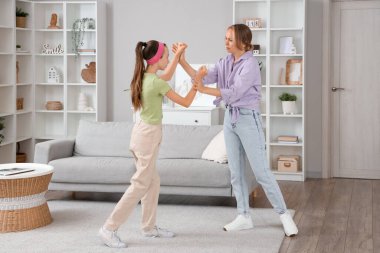 Annesiyle evde kavga eden genç bir kız. Aile sorunları kavramı