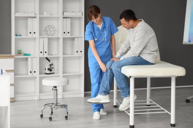 Dizinde ağrısı olan genç bir adam hastanede doktoru ziyaret ediyor.