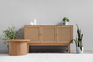 Yumuşak halısı, tuvaleti ve masası olan aydınlık oturma odasının içinde.