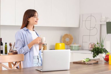 Mutfakta kahve olan kadın