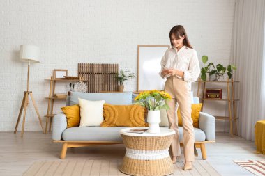 Evde telefonu olan genç ve güzel bir kadın.