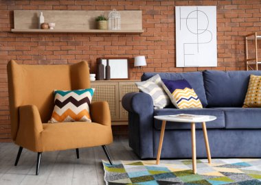 Mavi kanepeli, koltuklu ve masalı bir oturma odası.