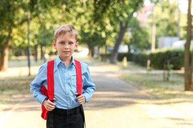 Sırt çantalı şirin bir çocuk.