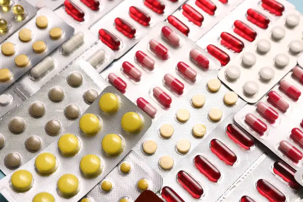 Arka plan olarak farklı haplar içeren kabarcık paketleri