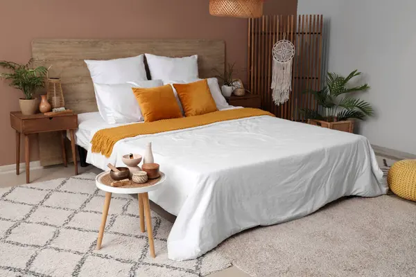 Yatak odasının içinde masalar ve katlanmış ekran var.