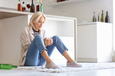 Evde sarhoş, olgun bir kadın var. Alkolizm kavramı