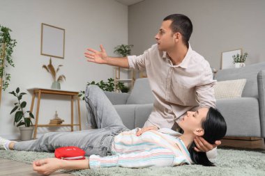 Genç bir kadın kalp krizi geçiriyor ve kocası evde yardım istiyor.