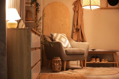 Koltuklu karanlık salonun içi, çekmeceler ve parlayan lambalar.