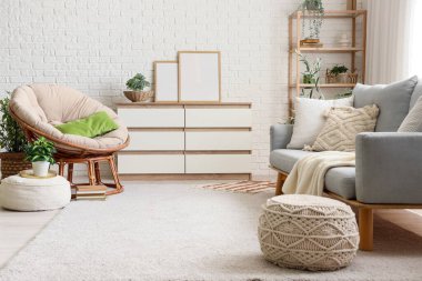 Rahat bir kanepe, koltuk, çekmeceler, raf ünitesi ve oturma odasının içi puf.