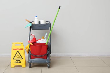 Kapıcının tramvayı kapalı yerde.