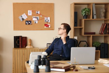 Ofiste oturan erkek dedektif.