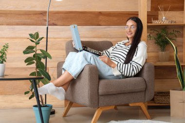 Evdeki koltukta pikap takmış güzel bir kadın.